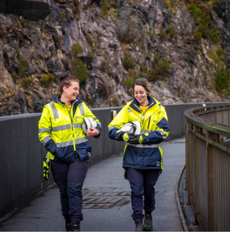 Two Hydro employees in high-vis walking along Gordon Dam